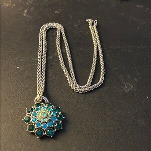 Chic Silver Necklace with Teal Pendant